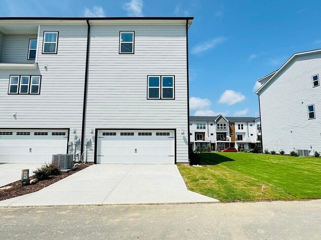 Building Photo - 4 bedroom End Unit Townhome in Wendell Fall
