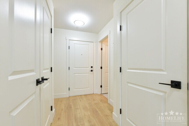 Building Photo - Stunning 2 Bed 2 Bath 893 Sqft Condo with Private Outdoor Patio for Rent in West Willoughby, Lang...