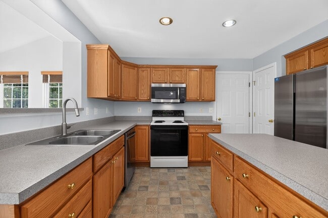Building Photo - Meticulously maintained & spacious 4 Bd/2 full & 2 half bath home  Home in Dawson's Landing - Pet...
