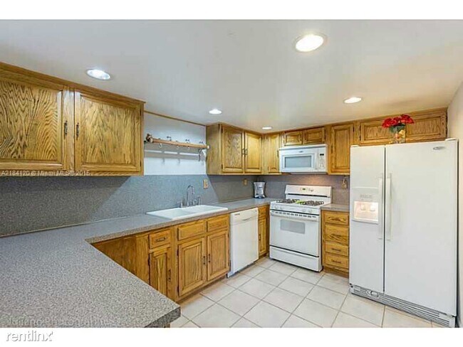 Building Photo - 2 br, 2 bath Townhome - 11561 SW 64th St A...