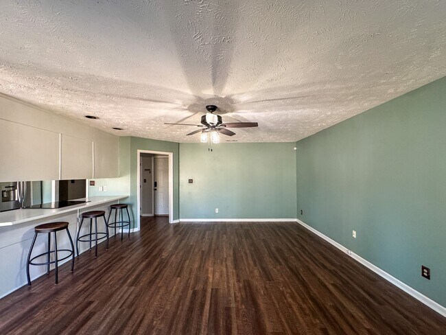 Building Photo - Charming 3 Bed 2 Bath Home with Fenced Backyard