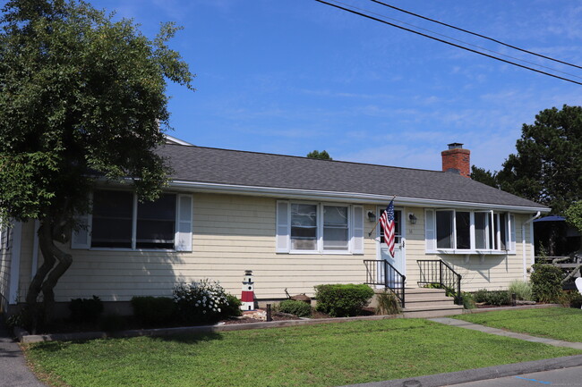 Building Photo - 14 Leeway Dr