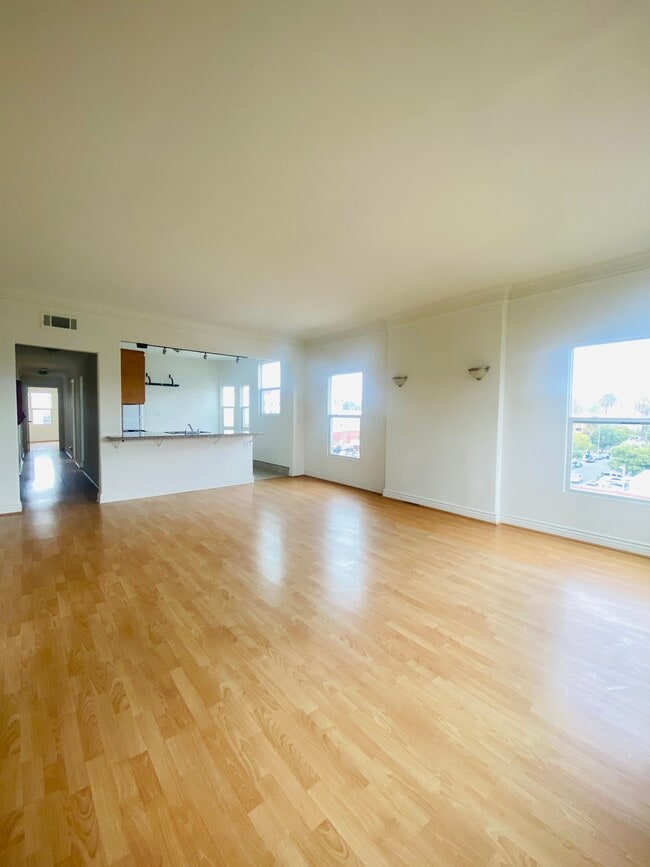 Building Photo - 251 N Kenmore Ave