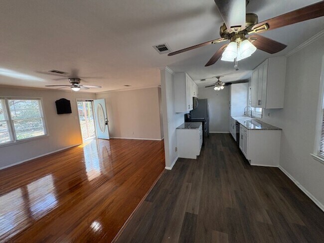 Building Photo - 118 Czar Ln