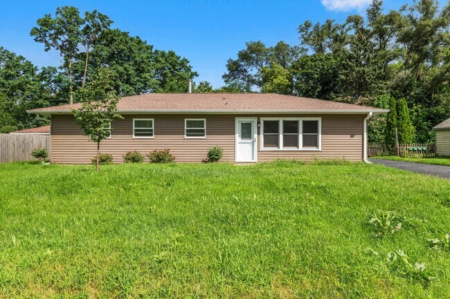 Building Photo - 2302 Manor Ln