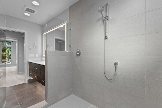 Foto del edificio - Stunning AIR CONDITIONED Alki Townhome w/ Rooftop Ocean View