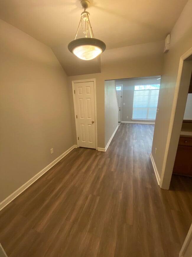 Foto del edificio - Lovely Three bedroom/two bath townhouse off Blairstone Road!