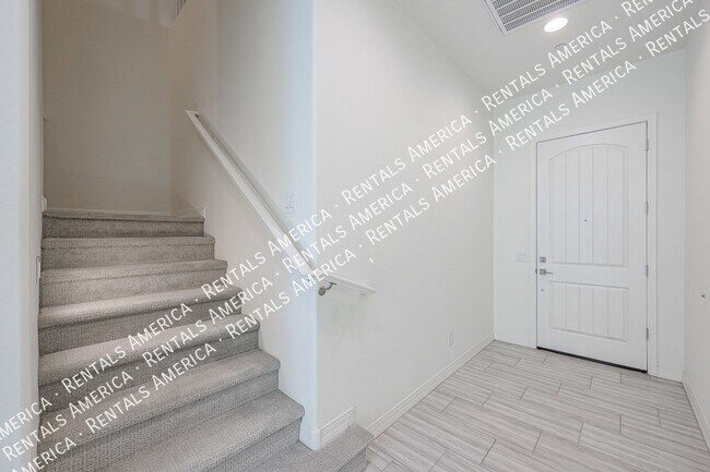 Building Photo - ELEGANTE 3/2.5 +LOFT Townhome -Move In Ready