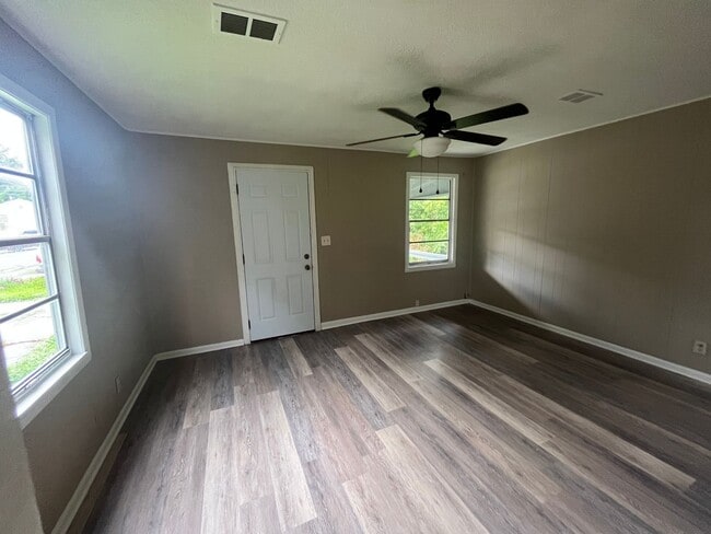 Building Photo - 2 Bedroom Plus bonus room 1 bath Home in Jacksonville