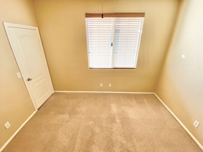 Foto del edificio - THIS SPACIOUS RESIDENCE FEATURES 4 BEDROOM...