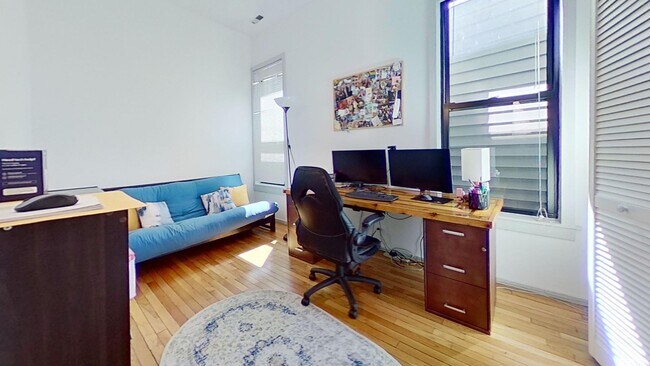 Building Photo - Lincoln Park 3 Bed/2 Bath Duplex + In unit...