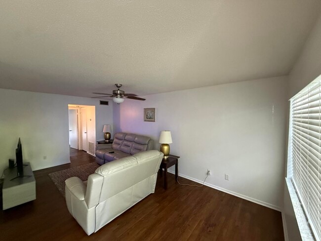 Foto del edificio - 1225 NW 21st St