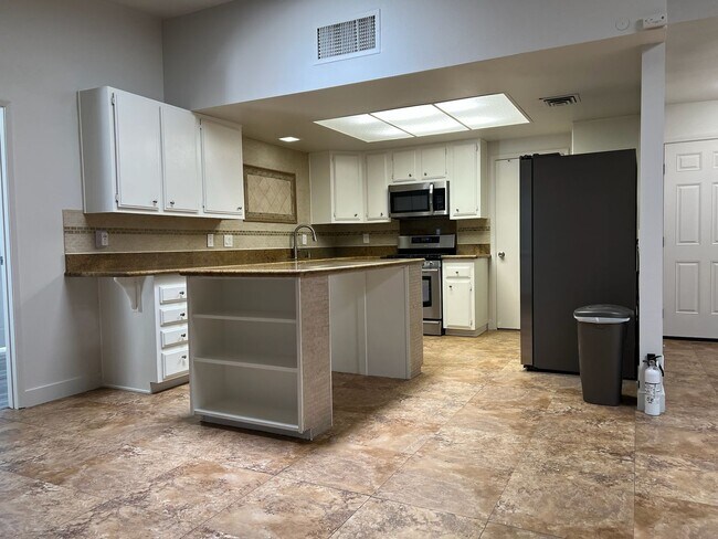 Foto del edificio - Spacious Single-Story Oasis with Private Pool and Spa Near in Spring Valley