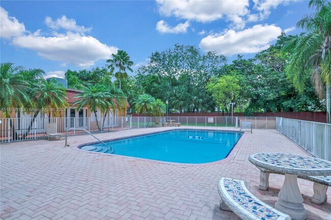 Foto del edificio - 9970 N Kendall Dr