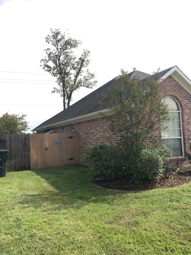 Building Photo - Nice garden home in Plantation Trace - 3/2...