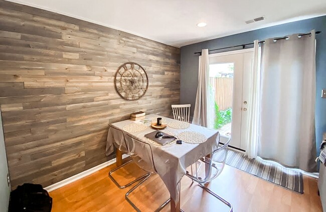 Foto del edificio - Beautiful 3 Bedroom 2.5 Bathroom Brick Fro...