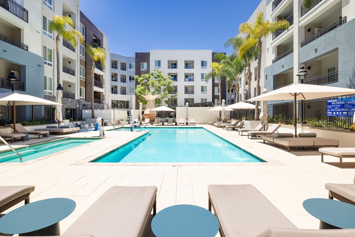 Piscina y spa estilo resort | Elan Huntington Beach | Apartamentos en Huntington Beach, CA - Elan Huntington Beach