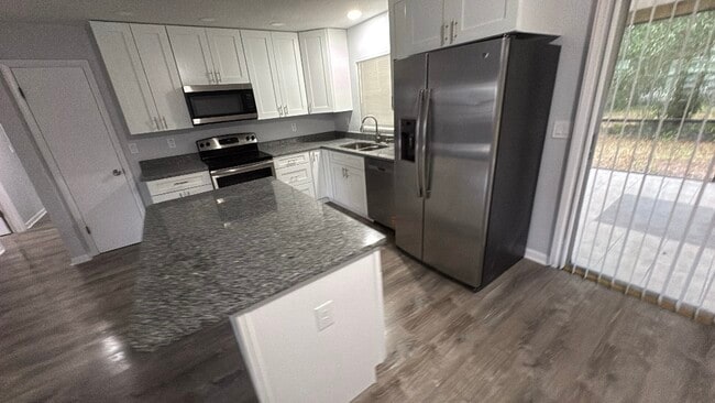 Building Photo - 2000 NE 50th Pl