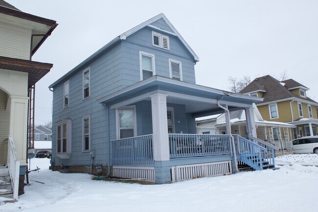 Building Photo - 708 Iowa Ave