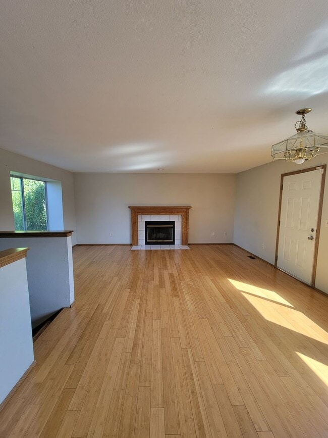 Foto del edificio - 3 bedroom home with 2 car garage built in ...