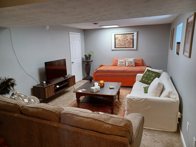 Living room - 611 Buckingham Ln