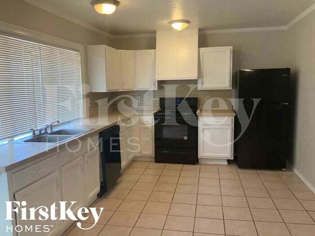 Building Photo - 3317 Kenwood Dr