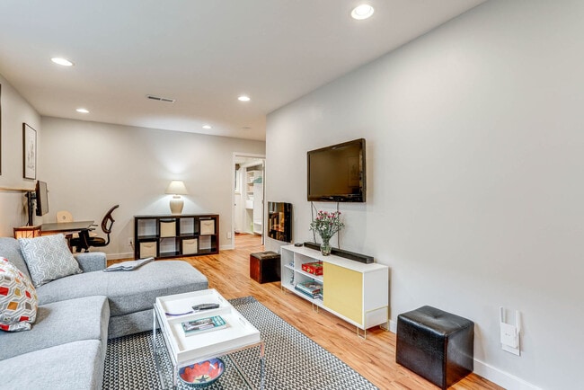 Foto del edificio - 10052 Interlake Ave N