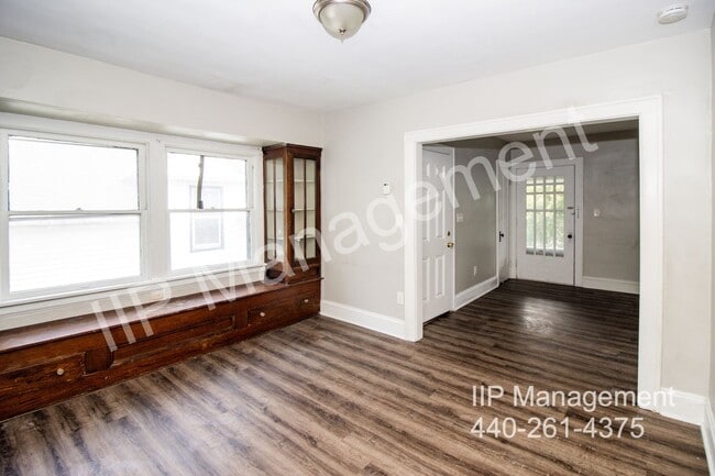 Building Photo - 3204 W 92nd St