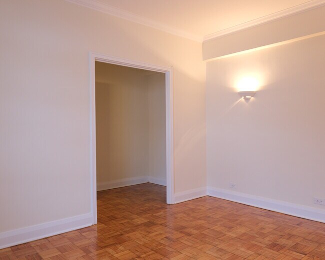 Building Photo - Du Maurier Apartments