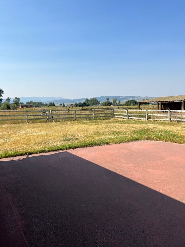 Building Photo - 2 Bed 1.5 Bath log cabin in Gallatin Gateway