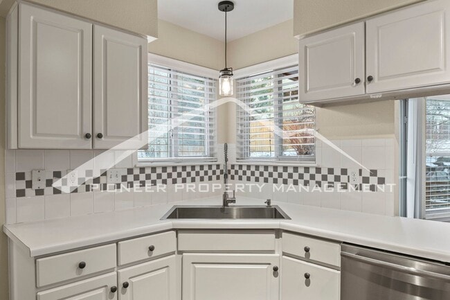 Foto del edificio - Beautiful 3bd/2.5 bath home with a peaceful backyard, AC, and 2.5 car garage near Ute Valley Park