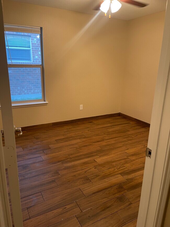 Foto del edificio - 1221 Silver Maple Ln