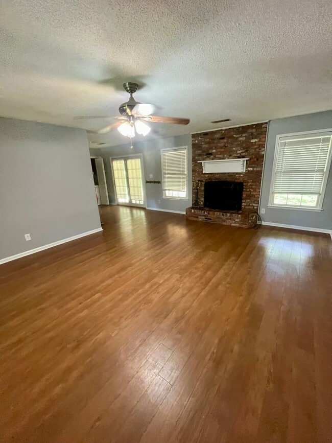 Building Photo - 3 Bed/2 Bath Home