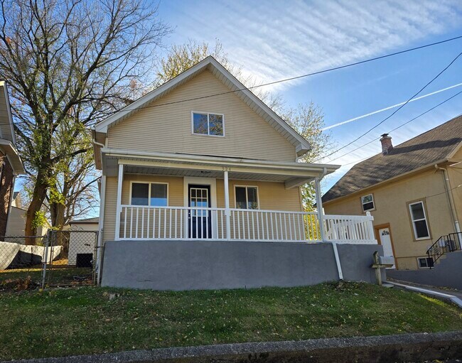 Building Photo - 324 Rosewood Ave