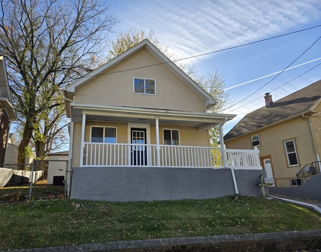 Foto del edificio - 324 Rosewood Ave