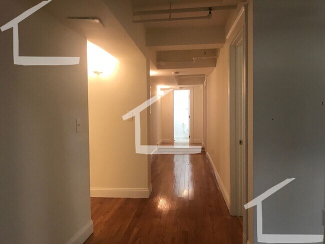 Foto del edificio - Heat, Hot Water Included, Garden Level, La...