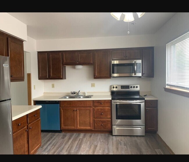 Building Photo - 18950 N Hills Dr