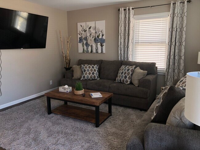 Sala de estar. Dos sofás de tamaño completo. - 1534 E Broadway St