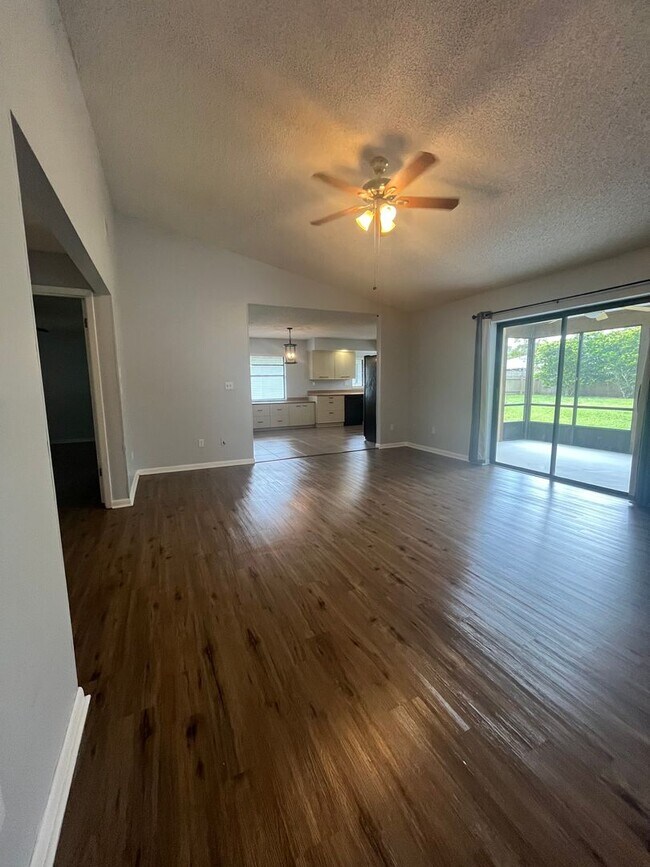 Foto del edificio - Super Cute 3bd 2bath! FENCED IN YARD !