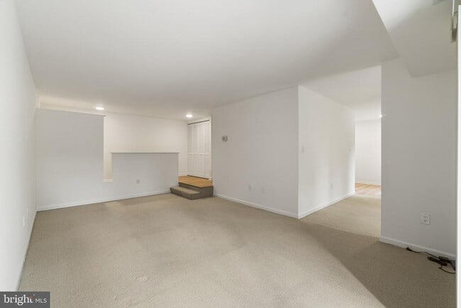 Building Photo - 9 Silverwood Cir