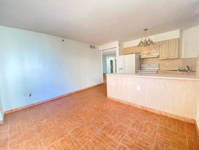 Building Photo - 2642 Collins Ave