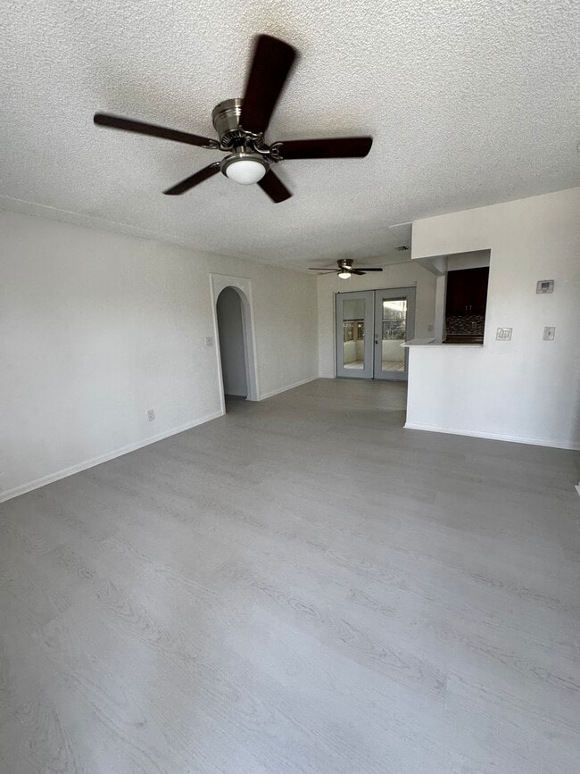 Foto del edificio - 380 W 22nd Ct