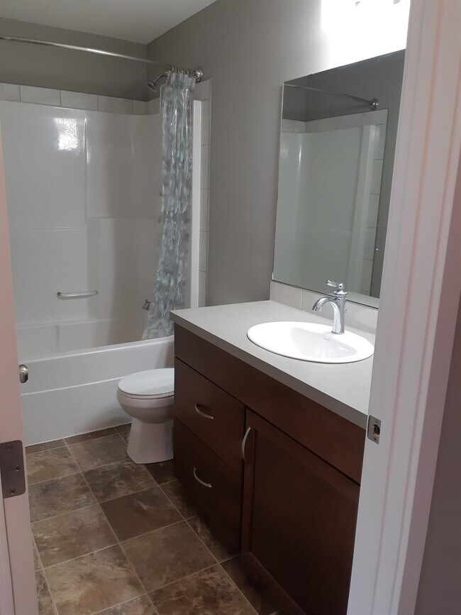 Photo du bâtiment - 3 Bed 0 Bath Unit in Sylvan Lake, AB