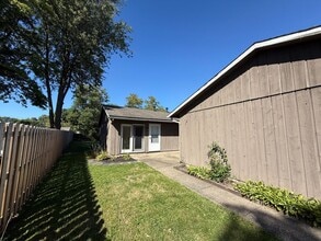 Building Photo - 472 Sprague Rd