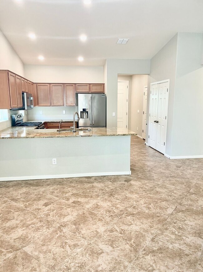 Building Photo - 5 Bedroom/3 Bath Home in Chandler!