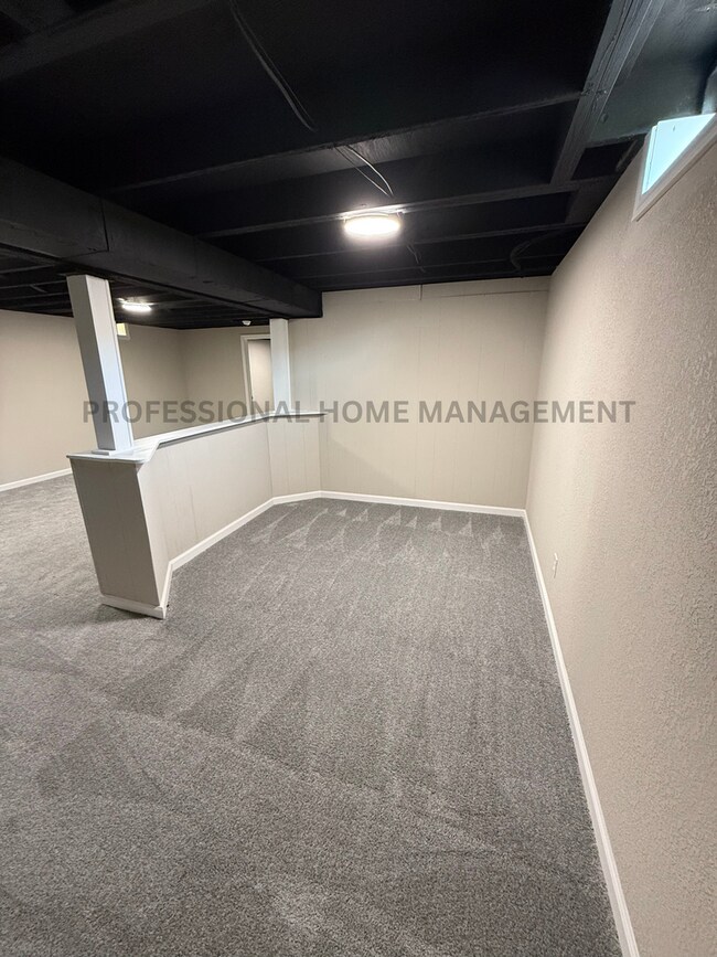 Building Photo - Open House 6/24 12:30-1! Bright, Fresh & F...