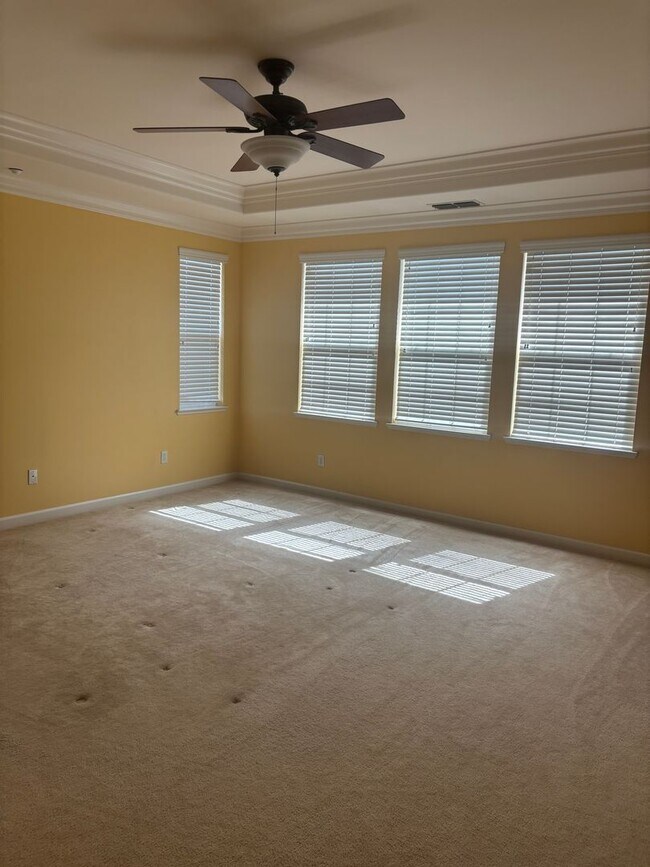 Foto del edificio - Stunning 5-Bedroom, 4-Bath Home in Prime B...