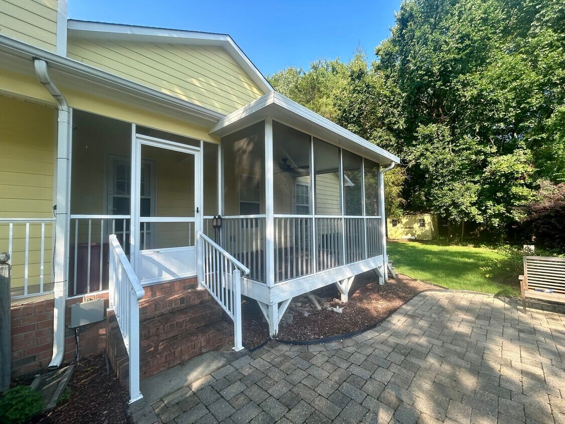 Foto del edificio - Newly renovated 3 bedroom with fenced yard and screened porch!