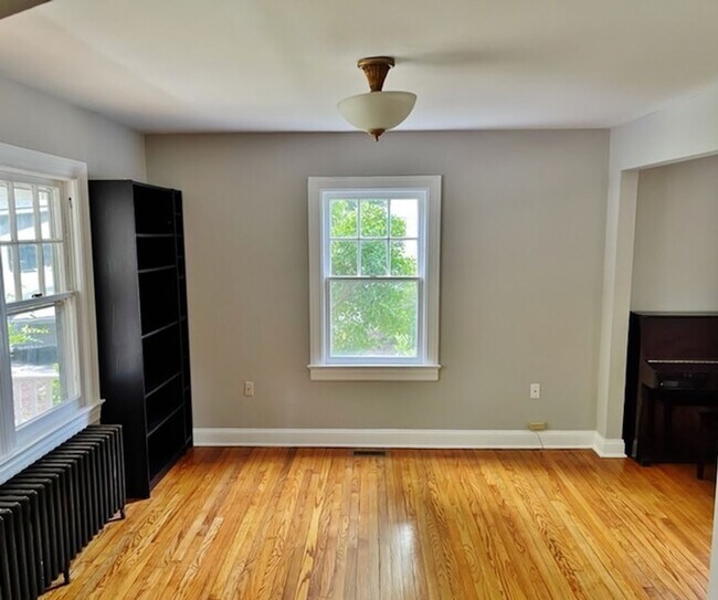 Building Photo - Beautifully updated single family home in ...