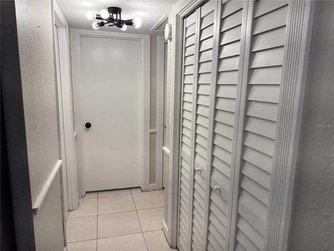 Building Photo - 3074 Brookview Ave